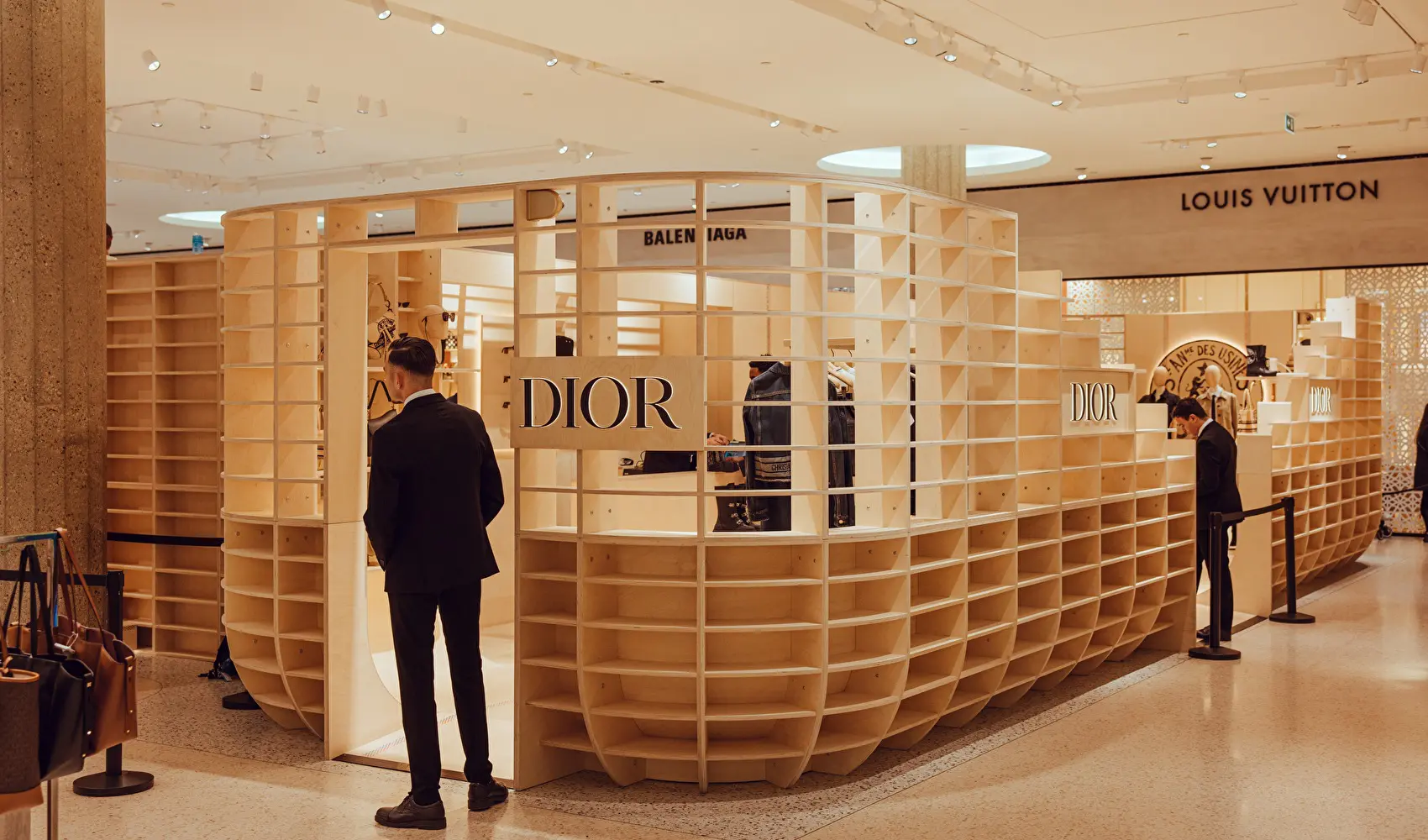 Dior strijkt neer in de Bijenkorf in Rotterdam met houten pop-up