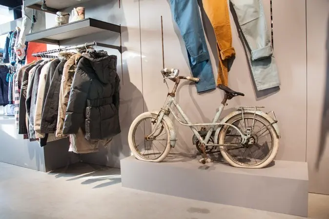 Quicksilver Showroom Nine Yards retail custom
