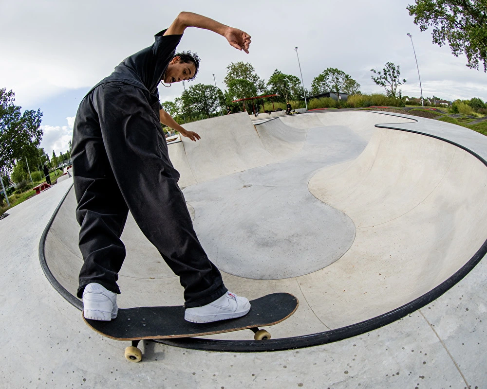 Nine Yards skatepark Goes Mano Wolf - backside-smith